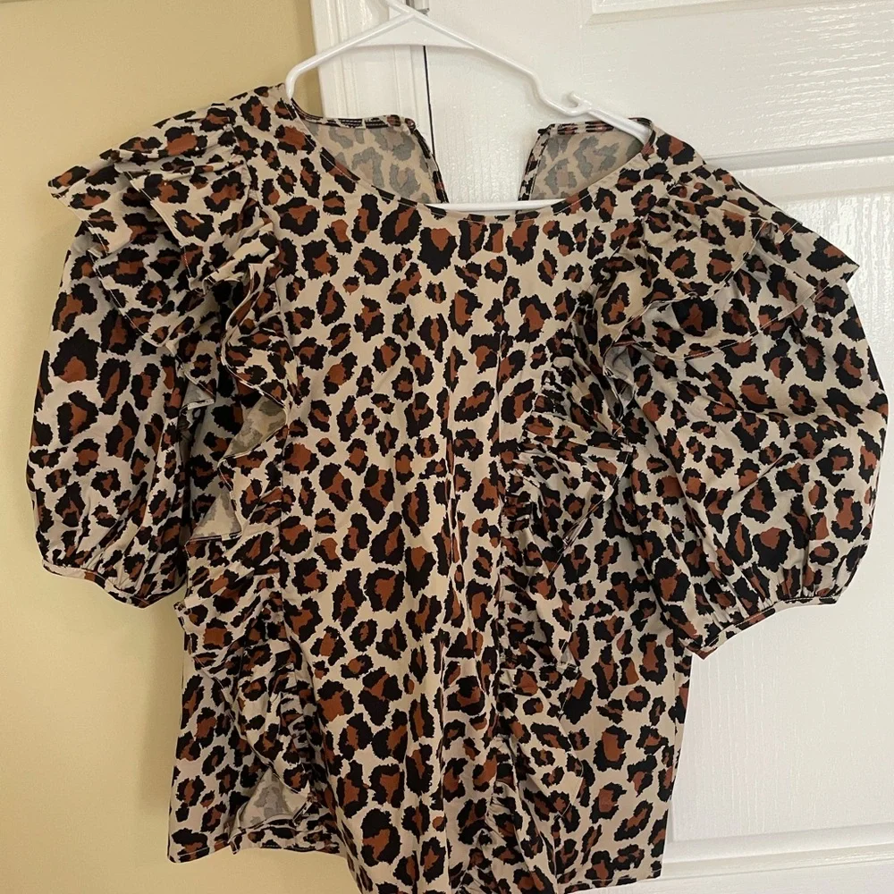 Leopard print puff sleeve boutique blouse EUC 🐆